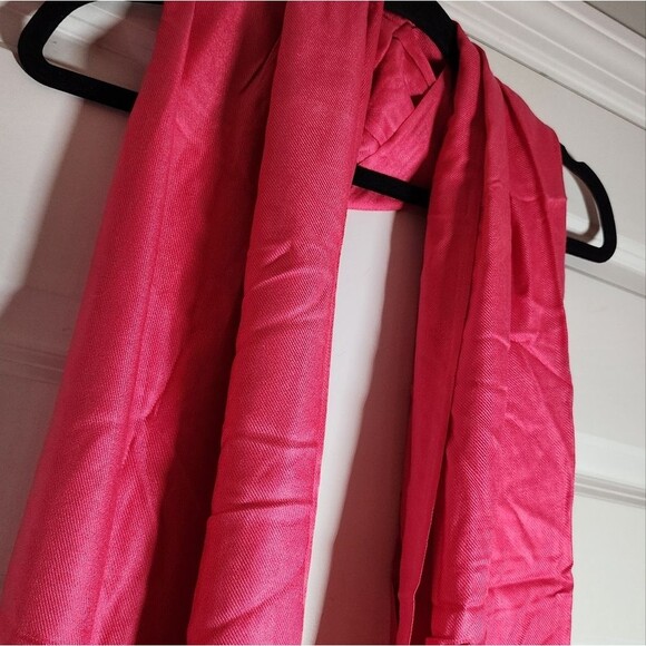 Elegant Pink Tassel Scarf - Picture 2 of 3